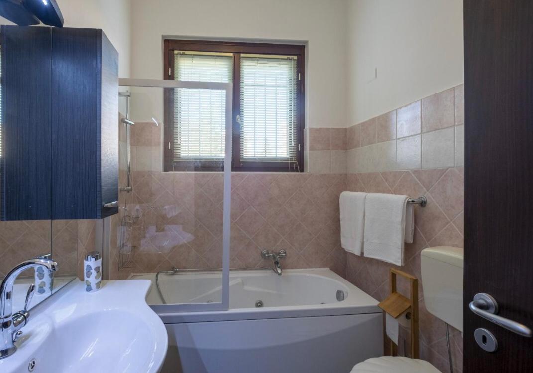 Appartamento in villa con giardino a 300m dal Lago Maggiore Castelletto sopra Ticino Esterno foto